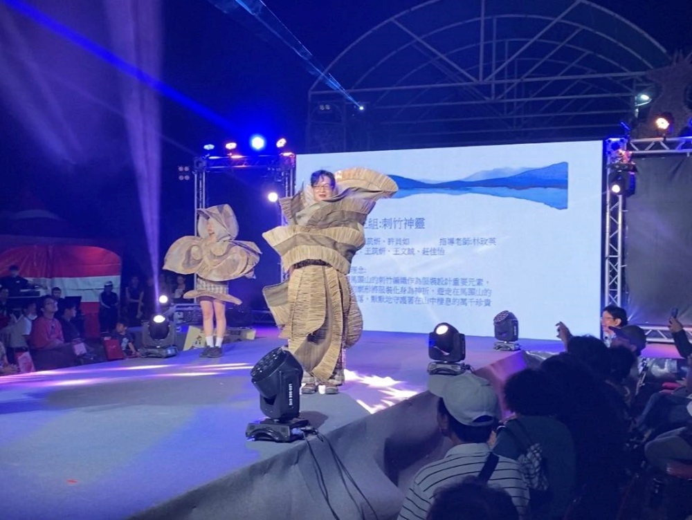 服裝秀由台師大王文誠教授擔任模特兒/自管處提供