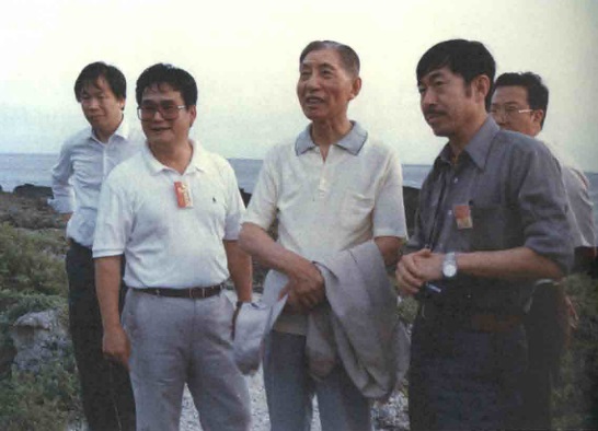 民國70年初期王鑫教授(右2)至墾丁視察的留影。