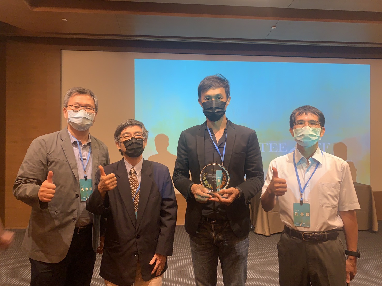 營建署及墾管處長官同賀蟲生影片得獎