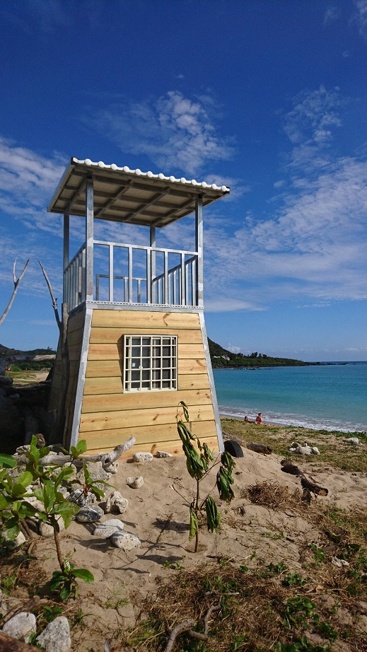 Beach patrol tower constructed. A total of four pictures.