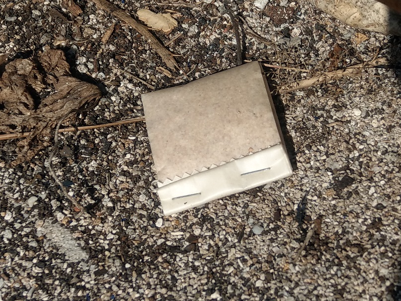 This is made from natural corn cob powder mixed with peanut powder or peanut butter. 