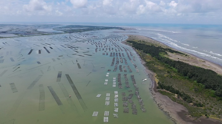 《潟湖三生》影片中利用台管處空拍器材,由空中拍攝潟湖蚵架