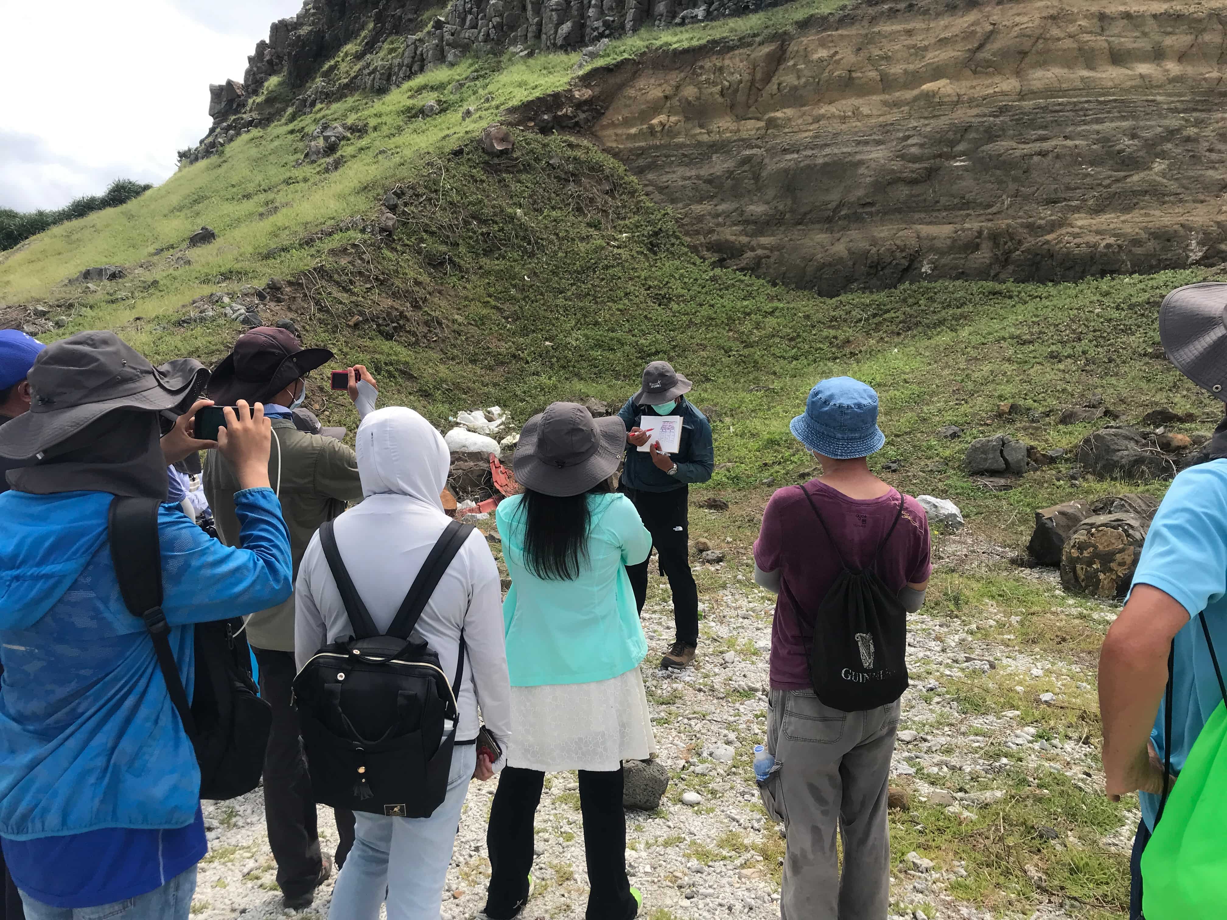 110年8月陸域進階東吉場學員在東吉嶼進行地質解說實習
