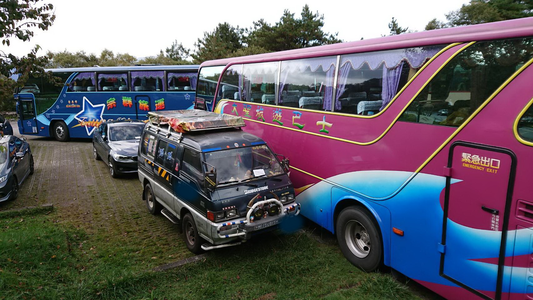 塔塔加地區停車場停車亂象，大型車車位被非大型車佔用，大型車只好停在非停車格處_玉管處提供