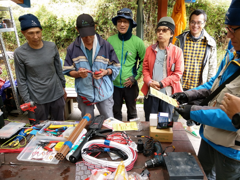 避難山屋光電系統修復作業準備工作