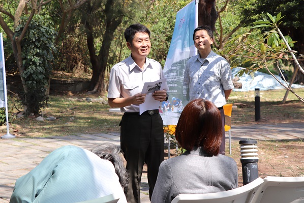 許亞儒主任和來賓介紹本次展覽