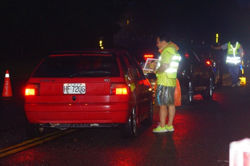 向用路人進行陸蟹保育宣導(楊政峰攝)