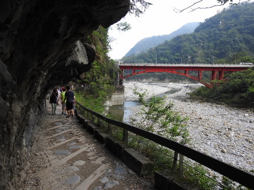 圖2、砂卡礑步道入口回眺砂卡礑橋