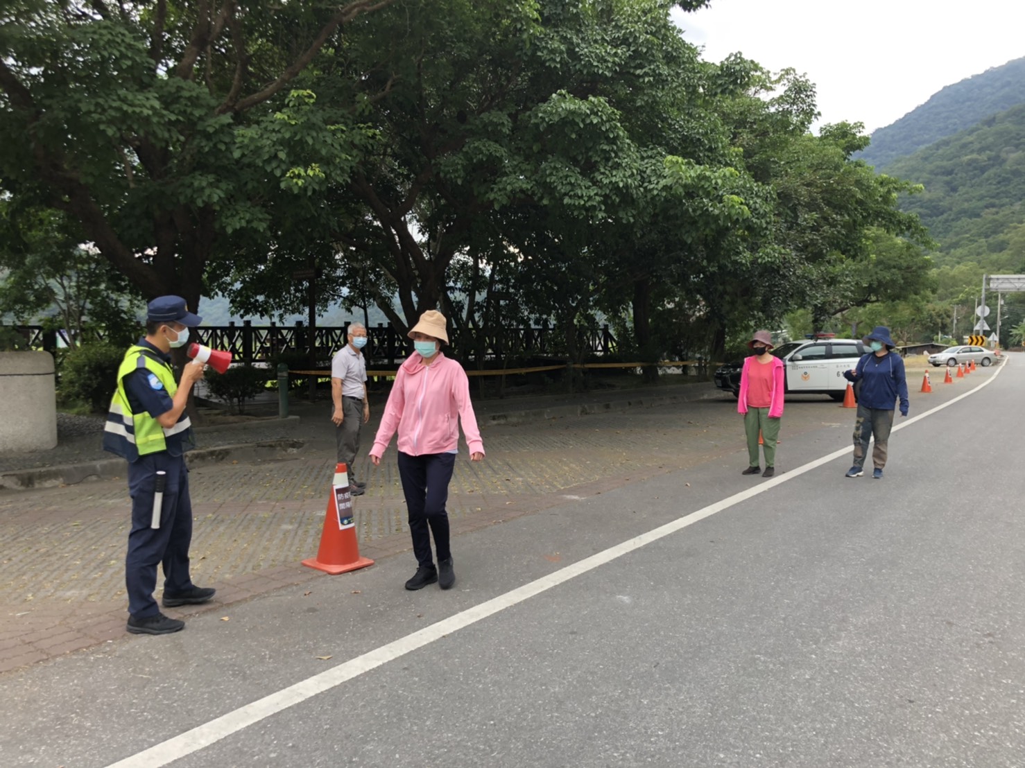 工作人員及警察現場進行宣導¬_玉管處提供
