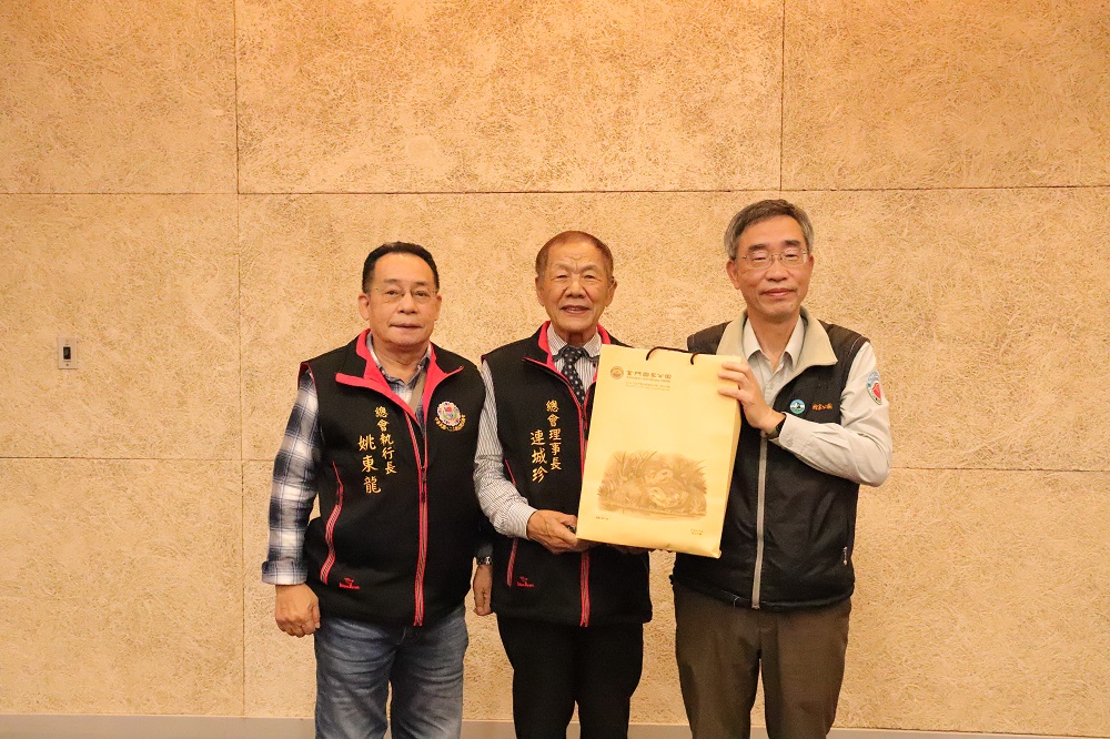 金管處長鄭瑞昌(右)致贈解說品八二三戰役戰友總會理事長連城珍、執行長姚東龍。