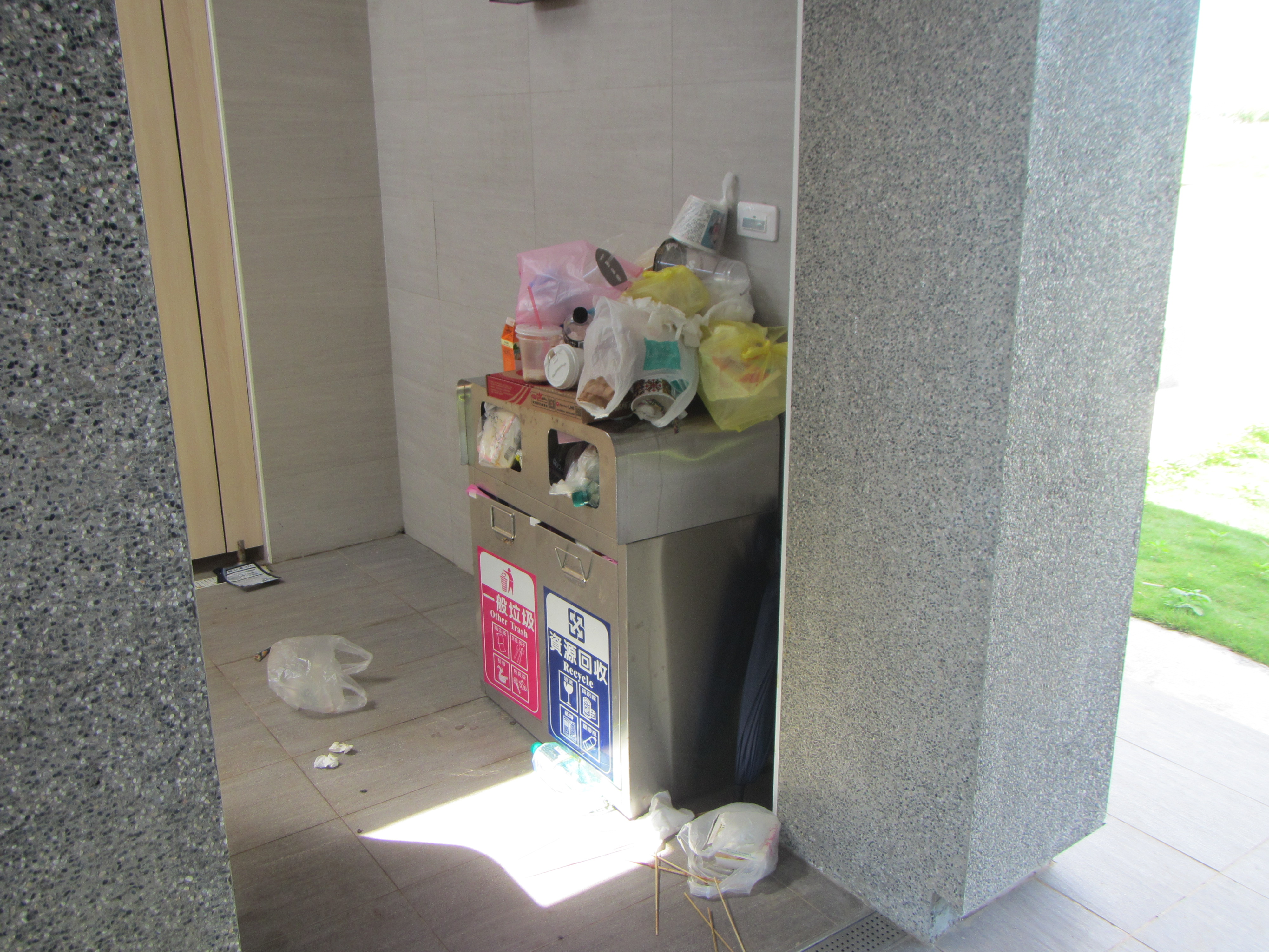 Kenting National Park’s Policy for Reducing Waste Bins and Leaving no Trash