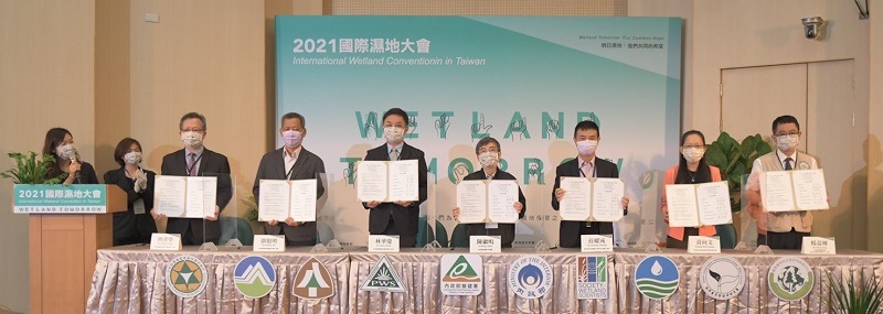 貴賓大合照(左起：林試所曾彥學所長、環保署顏旭明處長、林務局林華慶局長、營建署陳繼鳴副署長、水利署莊曜成副總工程司、海保署黃向文署長及特生中心楊嘉棟主任)