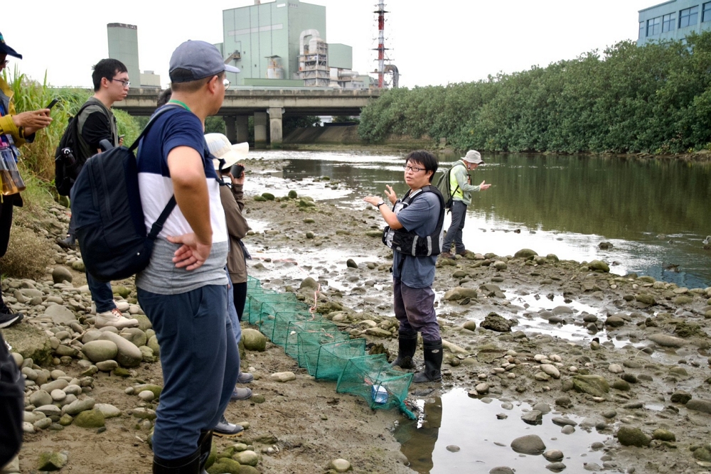 由張惟哲老師帶領種子學員進行濕地底棲生物調查/公園署提供