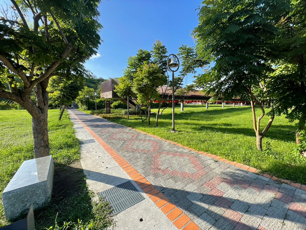 accessible trail and benches