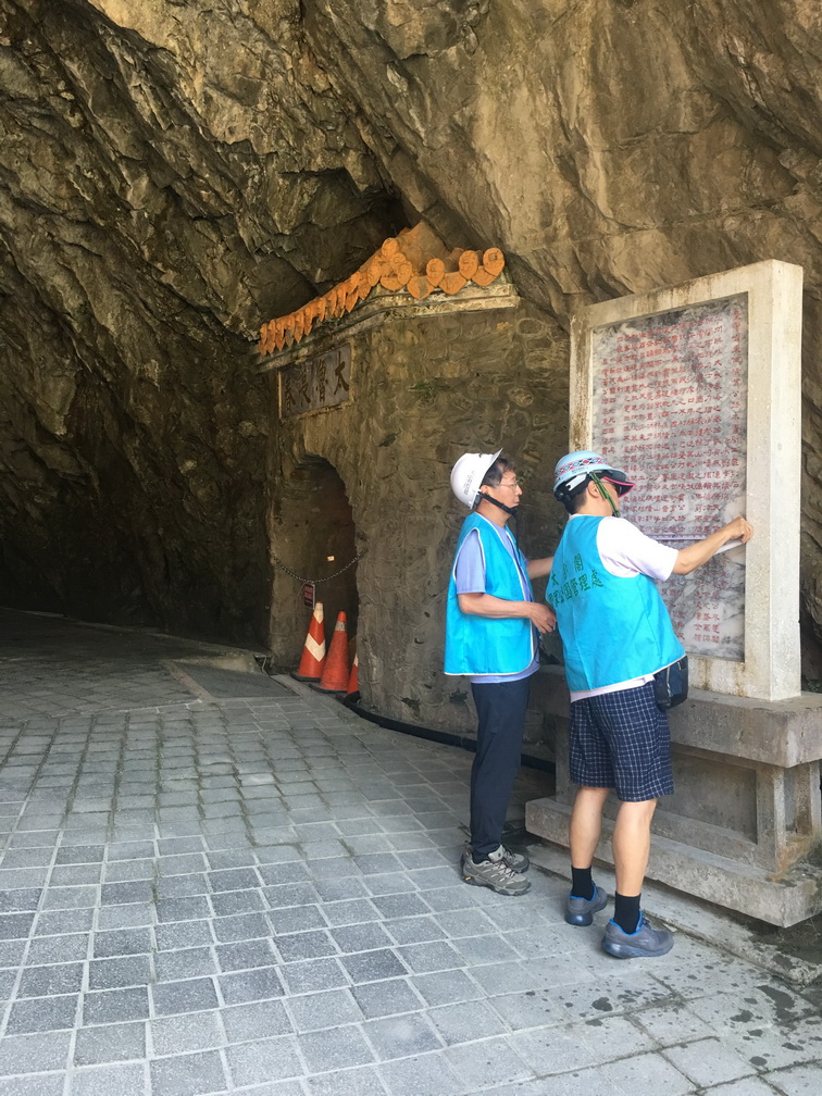 研究團隊於長春祠步道實地調查紀錄碑刻