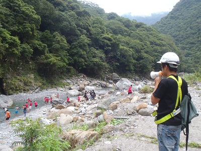 護溪員於砂卡礑溪水域安全宣導情形