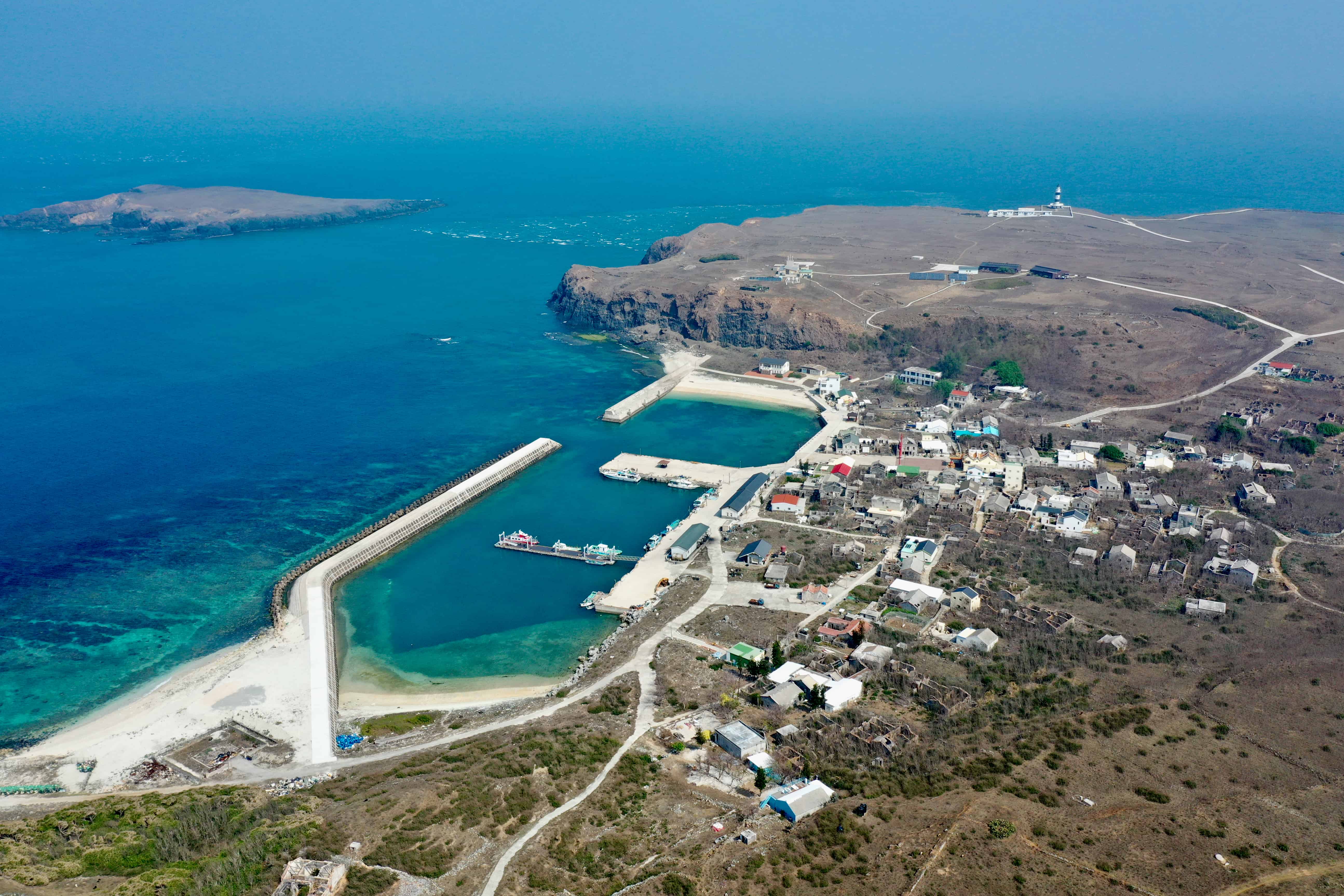 澎湖南方四島近年吸引許多遊客前來水域活動。圖為東吉嶼及鋤頭嶼