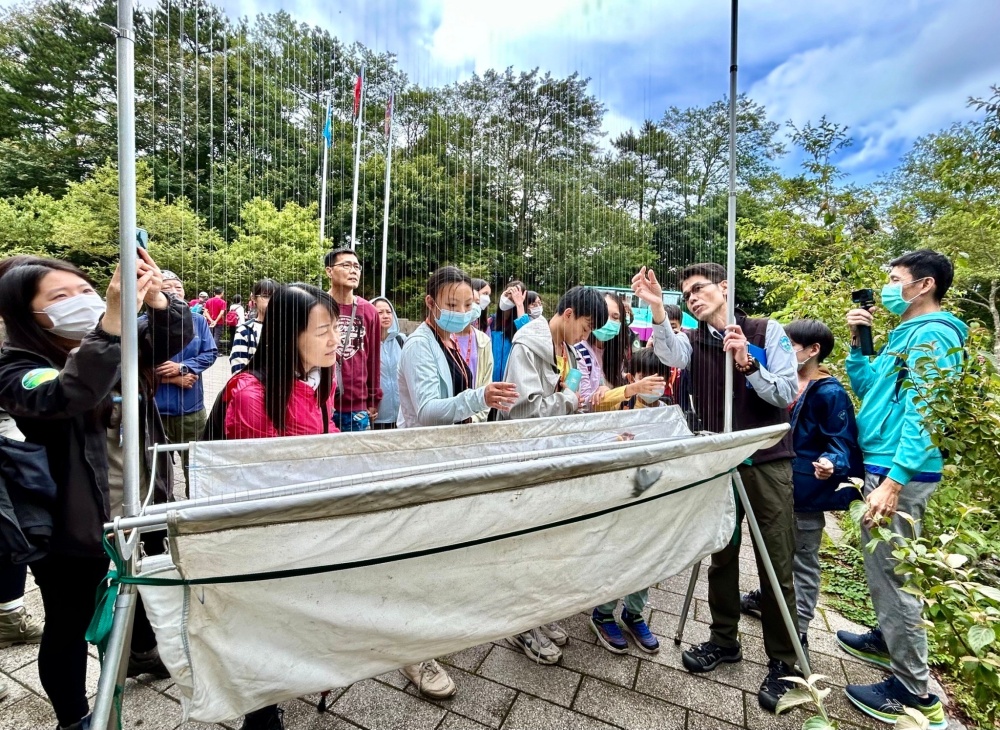 雪管處同仁協助環教活動蝙蝠答客問解說豎琴網捕捉蝙蝠原理