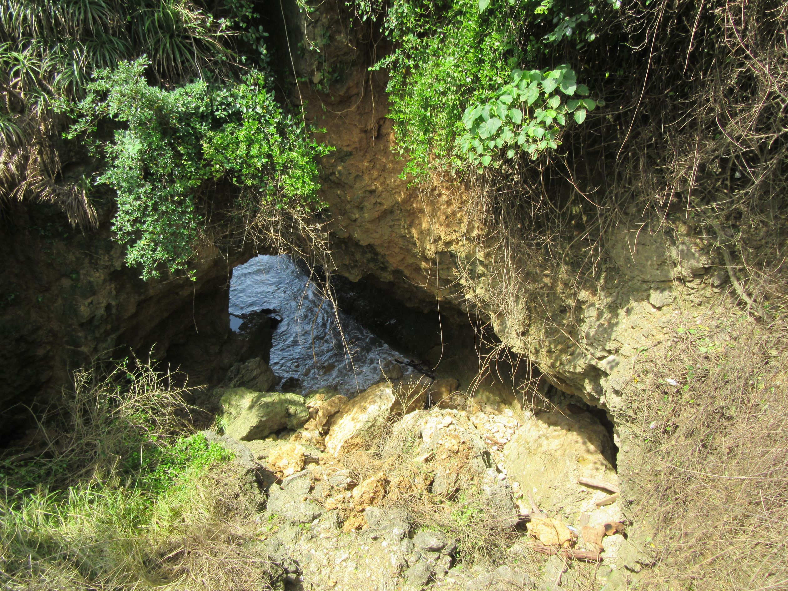 Rockfall Warning for the Sea Caves on the West Coast of Shoushan National Nature Park Headquarters Reminds the Public to Keep Clear of the Area,five pictures.