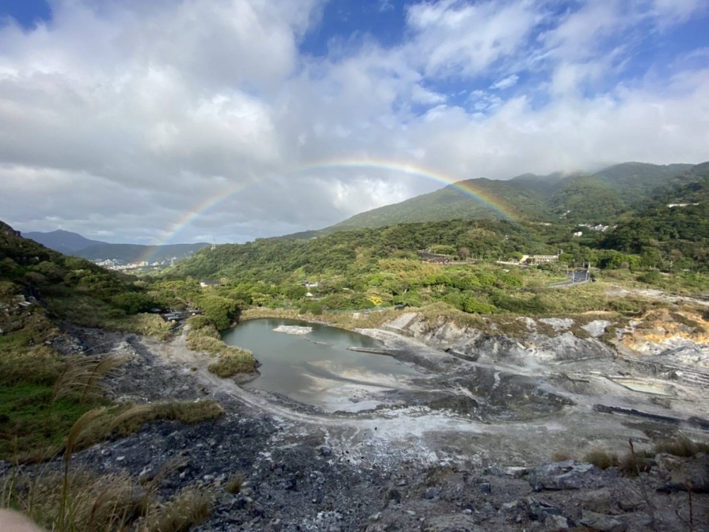 硫磺谷屬於大屯火山群火成岩與沈積岩交會處,偶見彩虹鑲掛,景色迷人/陽管處提供