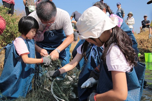 與黑面琵鷺共食虱目魚產贈送儀式