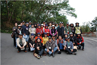 Aborigine guide training—participants pictured together beside Fayun Temple, Dahu Township, Miaoli County (苗栗大湖法雲寺)