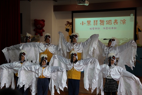 與黑面琵鷺共食送魚到學校