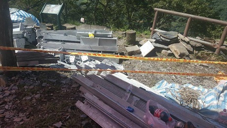 八通關步道修繕工程工區材料堆置情形