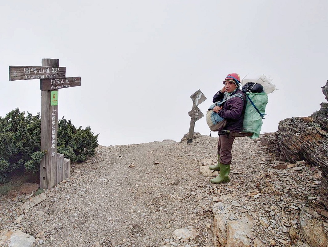 揹著沉重垃圾下山,保育巡查員呼籲重返山林請落實無痕山林,讓大自然青山綠水永留/玉管處蕭玉山提供