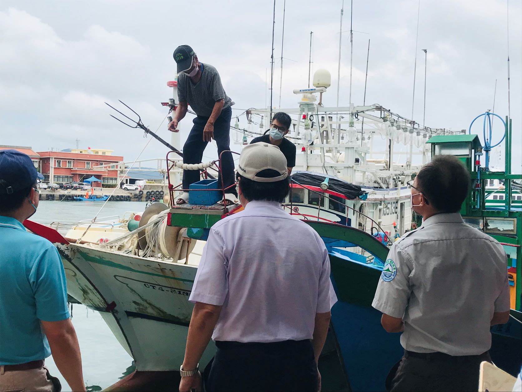 退休的鏢魚手老當益壯,登船示範標準動作