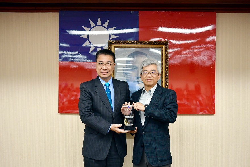 內政部長徐國勇頒發107年度服務品質獎，台江國家公園管理處由處長謝偉松代表領獎