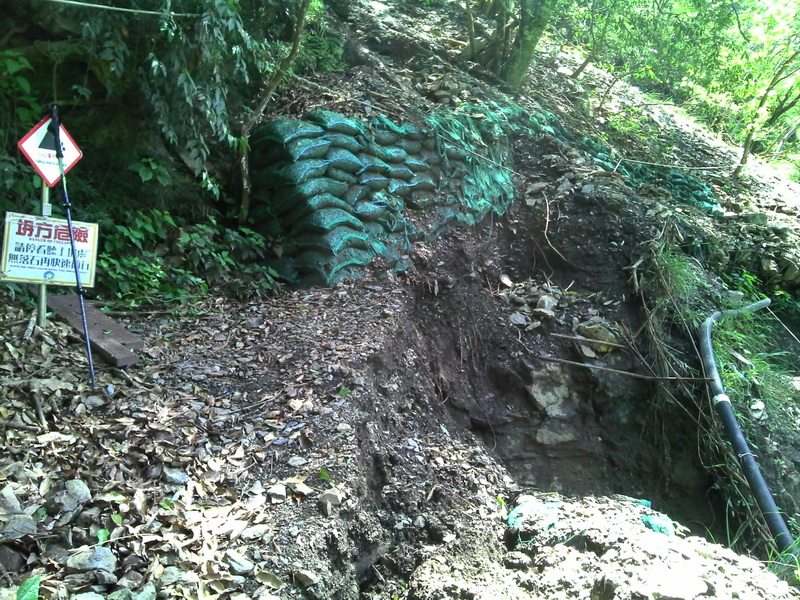 因連日降下豪雨,雲龍瀑布步道多處路基掏空,仍在搶修中,微解封期間僅開放至父子斷崖