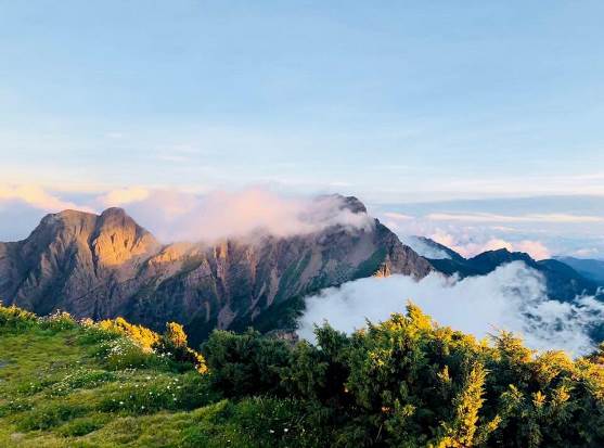 高海拔山區的氣溫仍偏低，登山事前整備好，安全走向平安路