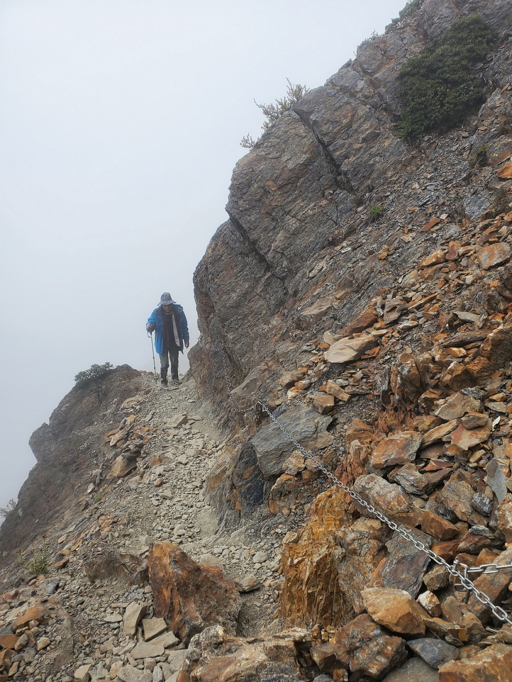 山區天候難測,倏忽雲霧繚繞,無須慌張作好登山準備,就可平安下山。/玉管處提供