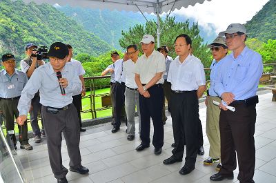 行政院江院長視察布洛灣遊憩區，聽取曾偉宏處長布洛灣山月吊橋簡報