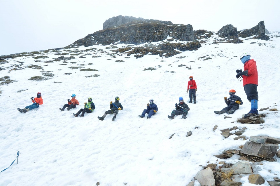 雪季高山地區容易積雪及結冰，山友應學習相關的雪攀技術，包含步伐、確保或滑動制動等(雪霸處王榮光提供)