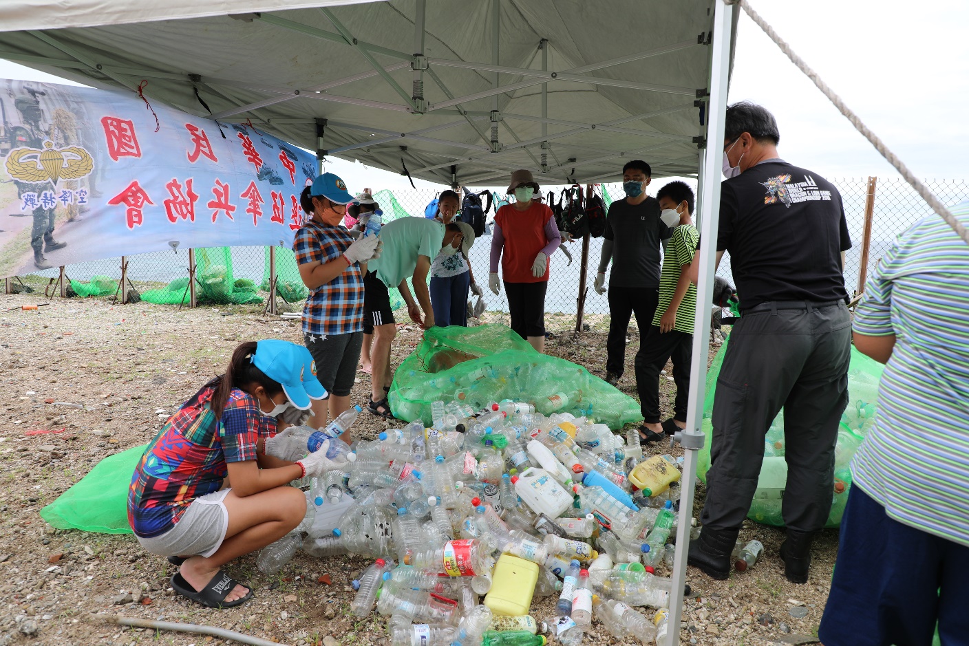 錦湖國小老師指導學童分辨寶特瓶來源