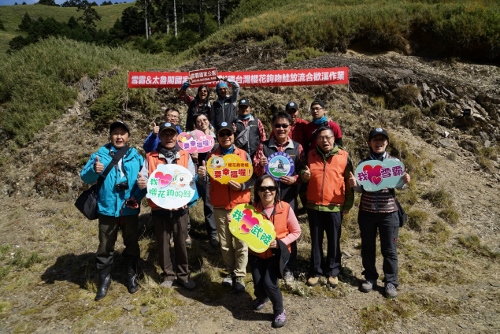 106年10月29日葉俊榮部長於合歡溪放流作業(葉俊榮部長：第二排左三；許文龍署長：第二排右二；鍾銘山處長：第二排左二，雪霸國家公園管理處提供)