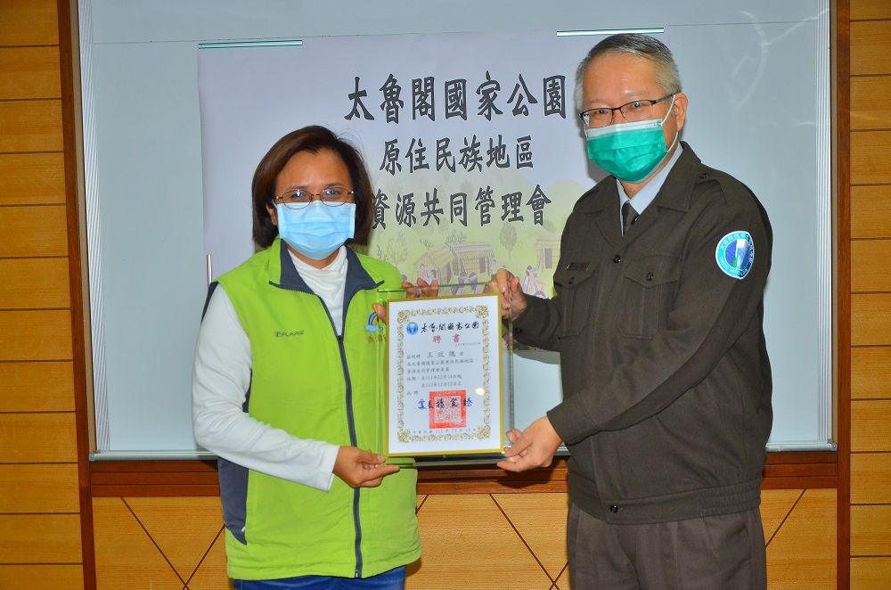 太魯閣共管會111年第2次會議-頒發委員證書,楊金臻處長(右)&王玫瑰鄉長(左)