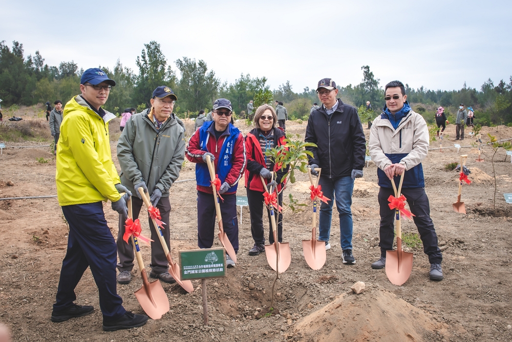 he NPS invited a number of organizations and staff from the Kinmen National Park Headquarters to jointly plant