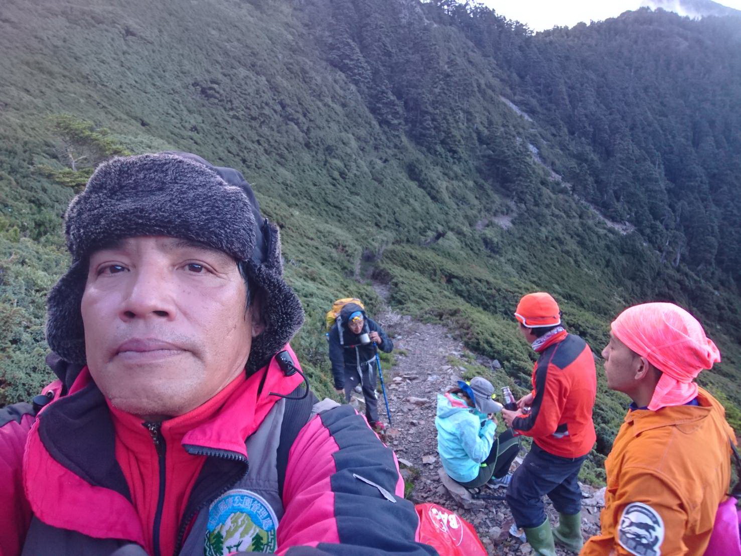 救難人員往荖濃溪營地附近發現迷途山友,給予熱開水等保暖處置