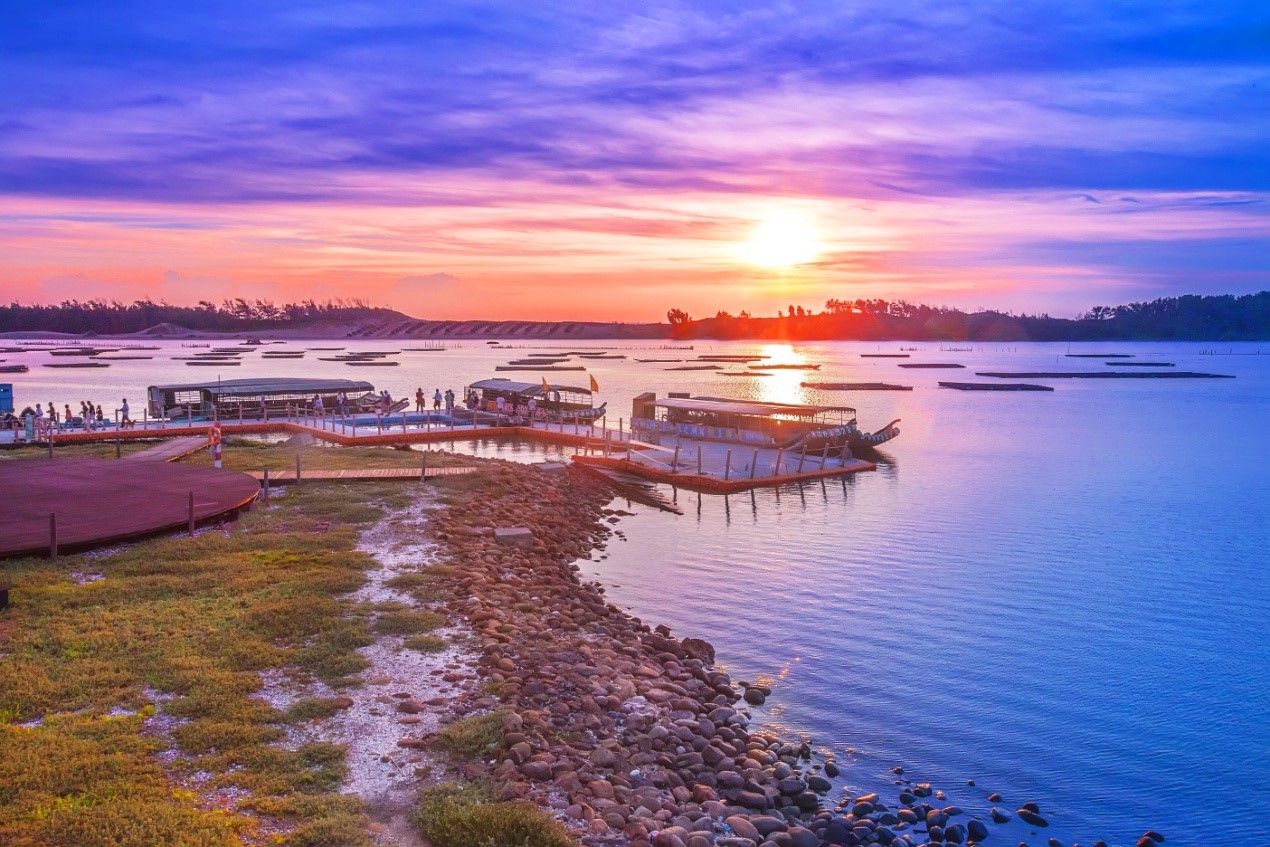 Sunset in the Nanwan Recreation Area (photographed by Wu Yulin, provided by Taijiang National Park Management Office)