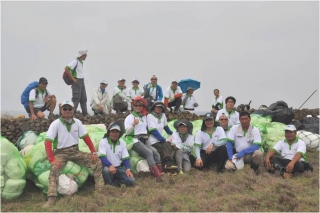 Allparticipants of beach cleaning event.