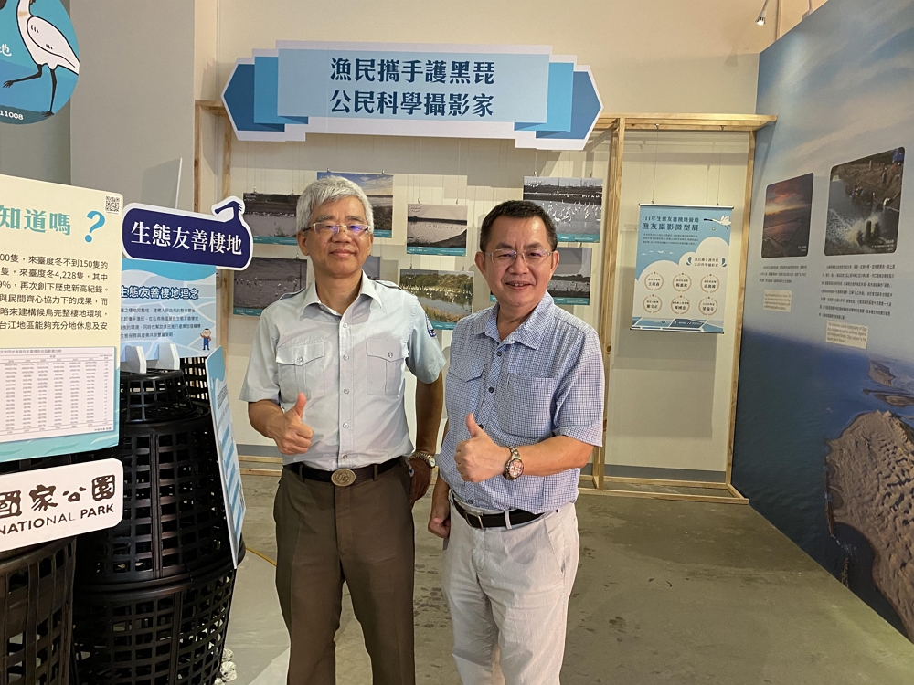 陳煜川處長及謝偉松處長介紹黑琵牌水產品/台管處提供