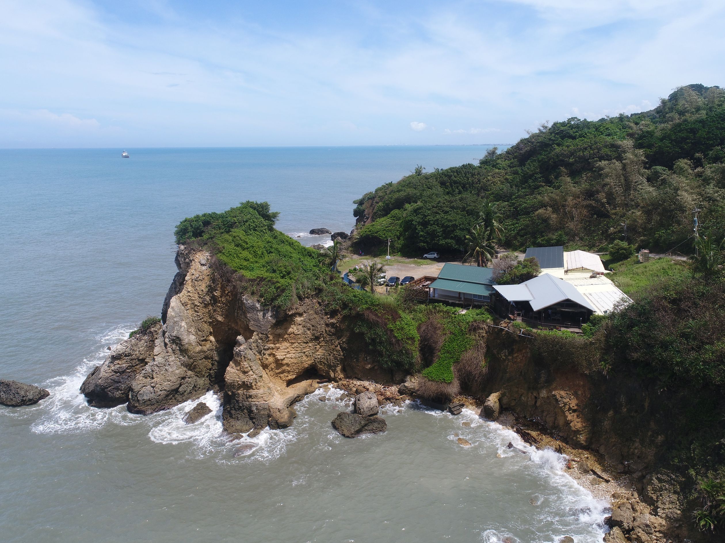 由崩積物和石灰岩崩積碎屑再膠結形成的巨型岩塊2(高師大地理學系陳佳宏博士候選人提供)