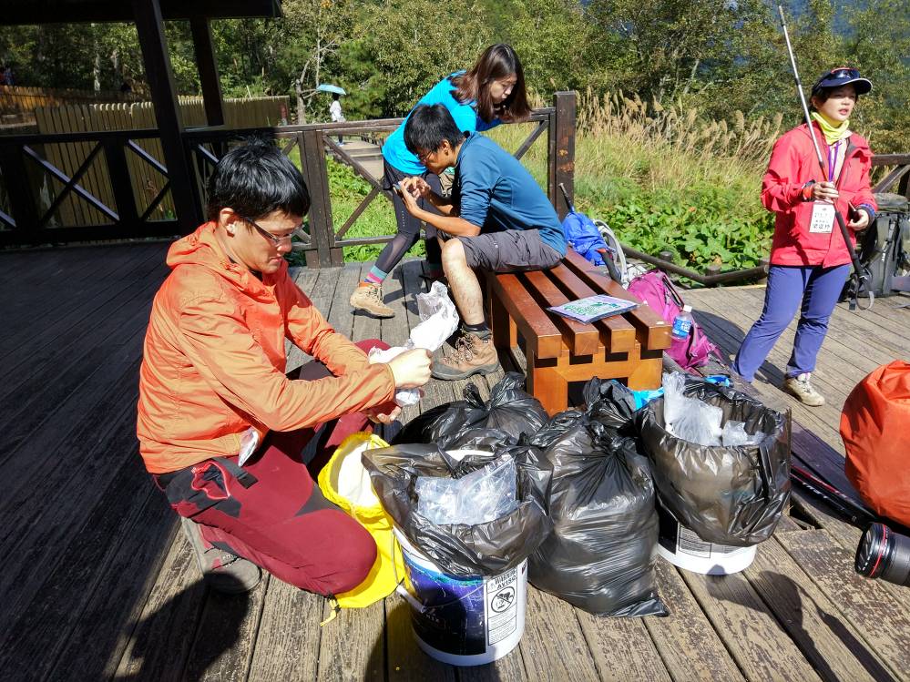 登山口回收排遺袋,本次活動之排遺袋將使用可自然分解的100%環保拋棄式垃圾袋,垃圾袋可在堆肥方式下或任何認證過的廢棄物儲藏所進行快速分解