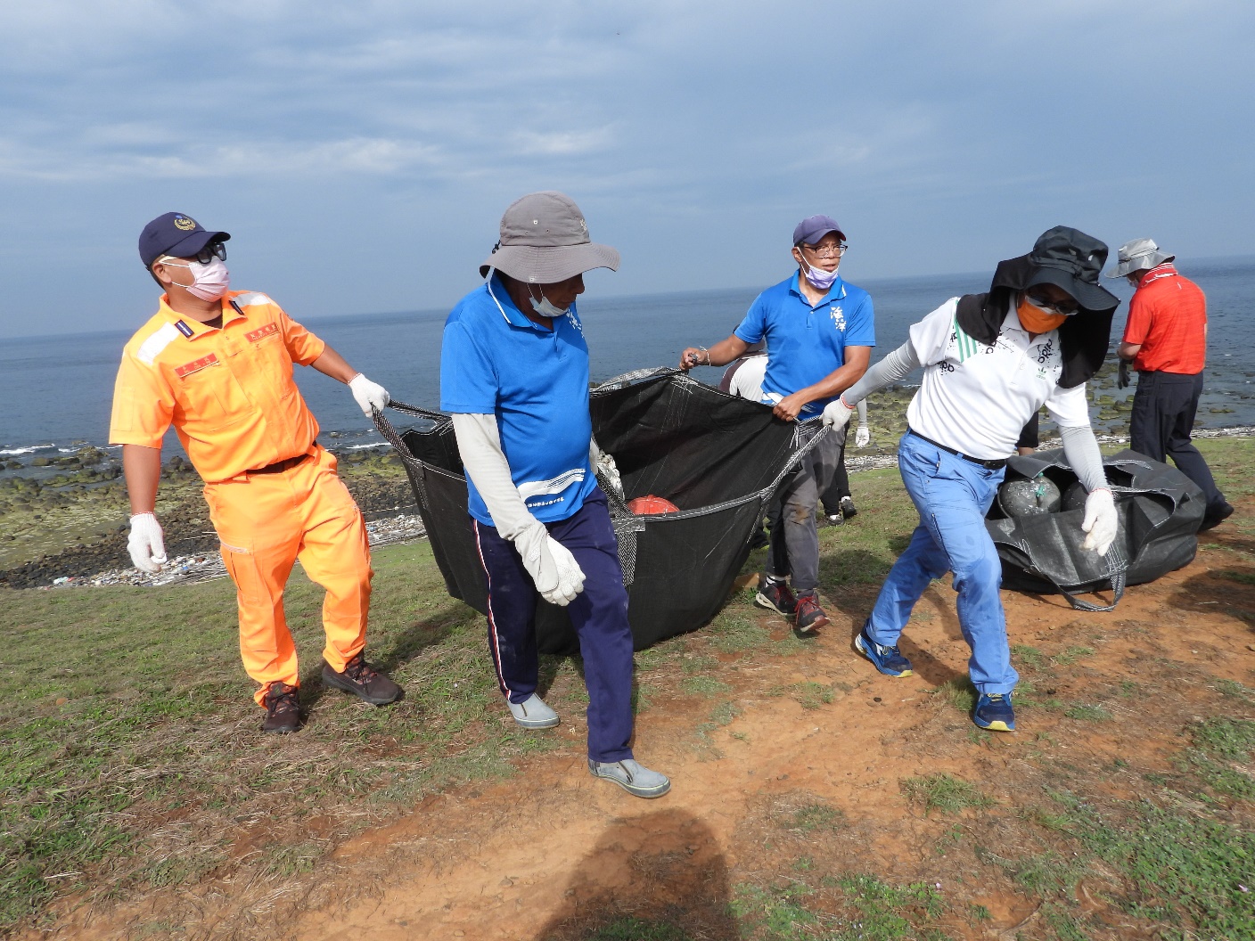 Colleagues of the Marine Administration, special warfare volunteers and the Dongji Security Inspection Office work together to clean the drifting waste