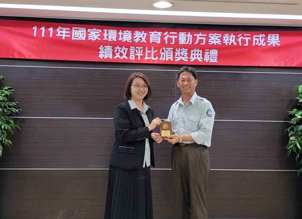台江處代表內政部榮獲111年國家環境教育行動方案執行成果績效評比特優獎，由台江處許副處長嘉祥代表領獎。/台管處提供