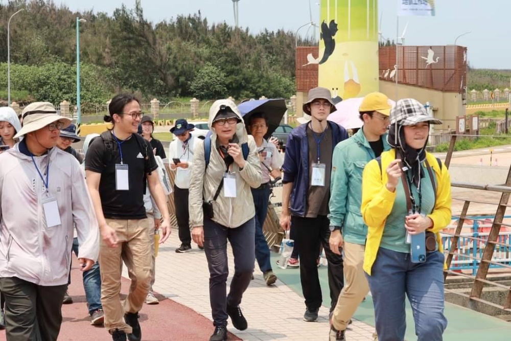 東海大學林惠真教授帶領種子學員認識高美濕地的生態環境及遊憩現況
