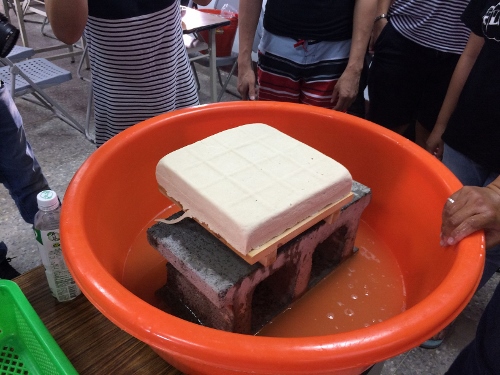 進行「鹽滷豆腐DIY」活動